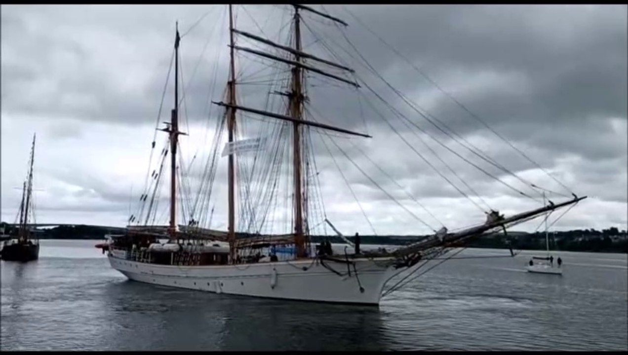 Impressive Tall Ship, the Grace O'Malley, arrives in Derry