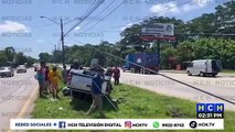 ¡Leñazo y medio! Conductor resulta ileso tras arrancar poste en bulevar de Puerto Cortés