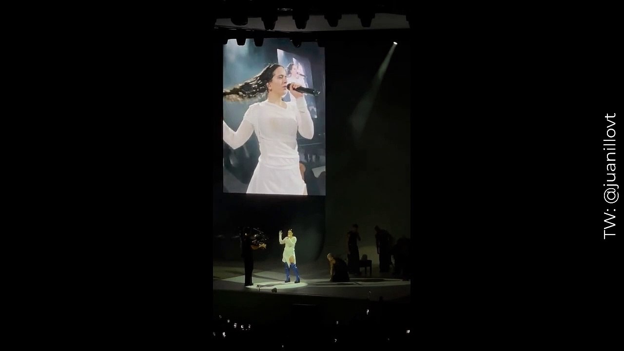Un pequeño accidente: Rosalía se cortó su cabello natural en pleno concierto creyendo que eran sus extensiones