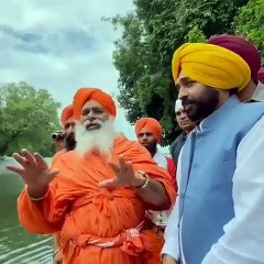 Funcionario Hindú toma agua de un “río sagrado” para demostrar que estaba limpia y termina internado