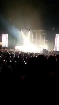 Taylor Swift joins HAIM onstage at the O2 Arena to perform 'Gasoline' and 'Love Story' – video 1