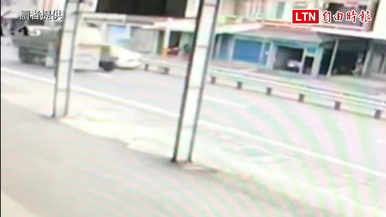 女駕駛驚魂！遭軍卡擦撞竟翻轉180度拖進車底 (讀者提供)