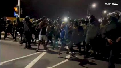 إصابة 50 متظاهرا خلال مداهمة قوات الأمن في سريلانكا مخيم احتجاج