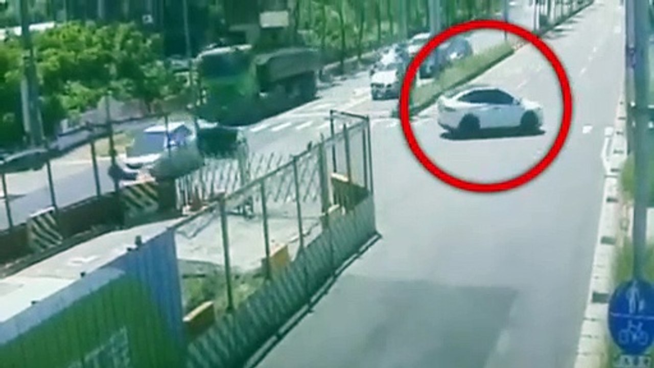 林志穎車禍影片曝光　轎車一路往右偏撞分隔島
