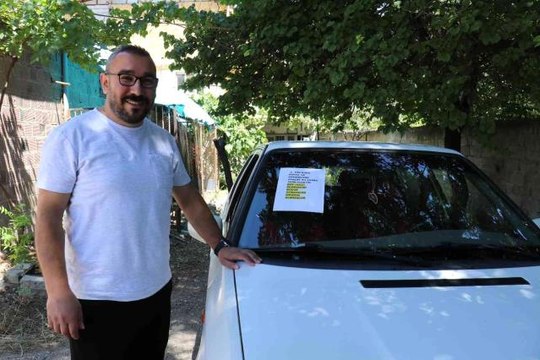 Aracını kayısı ile takas etme yoluna gitti, ilanı okuyan telefona sarılıyor