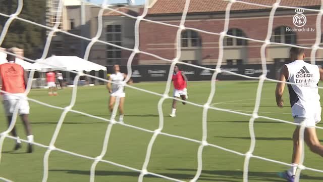 Real Madrid - Benzema régale à l'entraînement