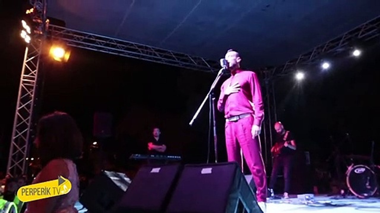 Cem Adrian, Ovacık konserinde yasaklanan grupla...