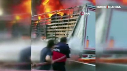 TEM Otoyolu'nu dumanlar kapladı! Tır alev alev böyle yandı