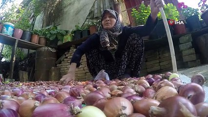 83 yaşındaki Sabriye nine, bir an olsun çalışmaktan vazgeçmiyor