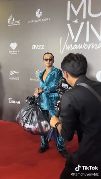 VJ Dustin Nguyễn xách túi đựng rác lên thảm đỏ