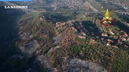 Download Video: Incendio in Versilia, vigili del fuoco e antincendio all'opera senza sosta: prosegue la bonifica