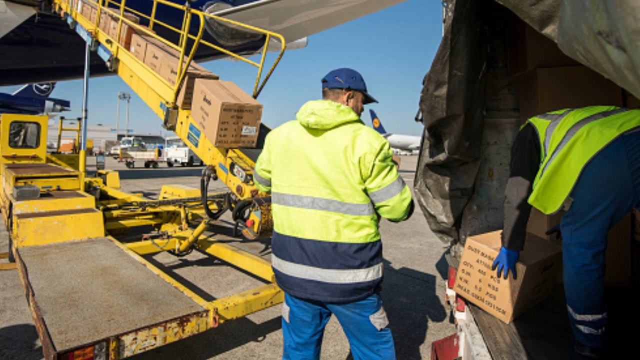 Flughafenmitarbeiter in düsseldorf zeigen is-gruß