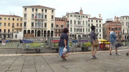 A Venise, sale temps pour les bouteilles d'eau en plastique