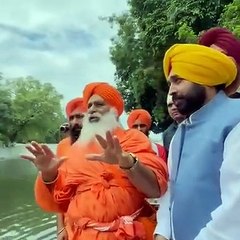 Bhagwant Mann prueba el agua de un río contaminado