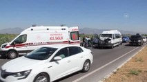 Kamyonet ile minibüsün çarpışması sonucu 6 kişi yaralandı