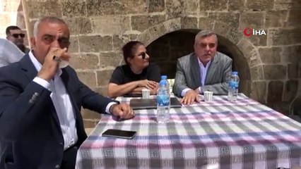 Urfa Kalesi'nde sürdürülen kazı çalışmalarına vinç desteği