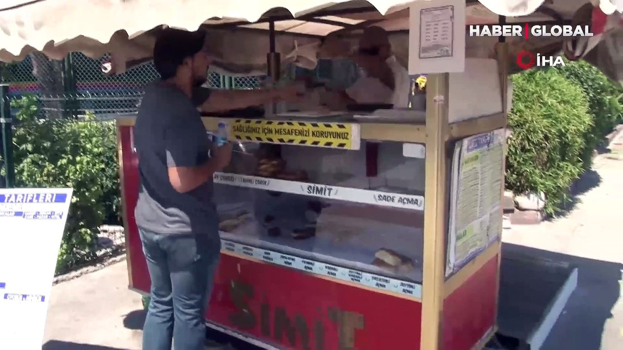 Kadıköy'de adres soranlardan bıkan simitçi "adres tabelası" yaptırdı: Okuma alışkanlığımız yok, yine bana soruyorlar