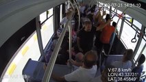 Seyir halindeyken fenalaşan yolcuyu otobüsle hastaneye götürdü