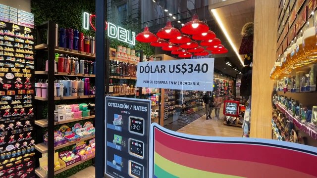 Argentina facilita a turistas venta de divisas en medio de corrida cambiaria