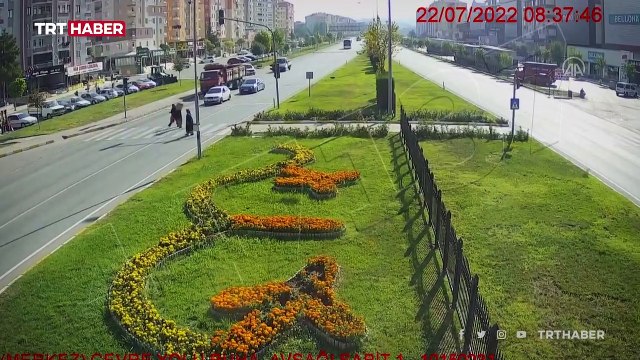 Freni boşalan vinç, kavşakta otomobil ve yayalara çarptı: 2 ölü, 1 yaralı