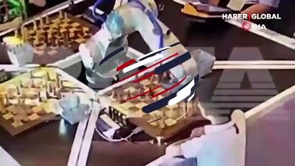 7 yaşındaki çocuk satranç oynarken dehşeti yaşadı! O anlar kamerada