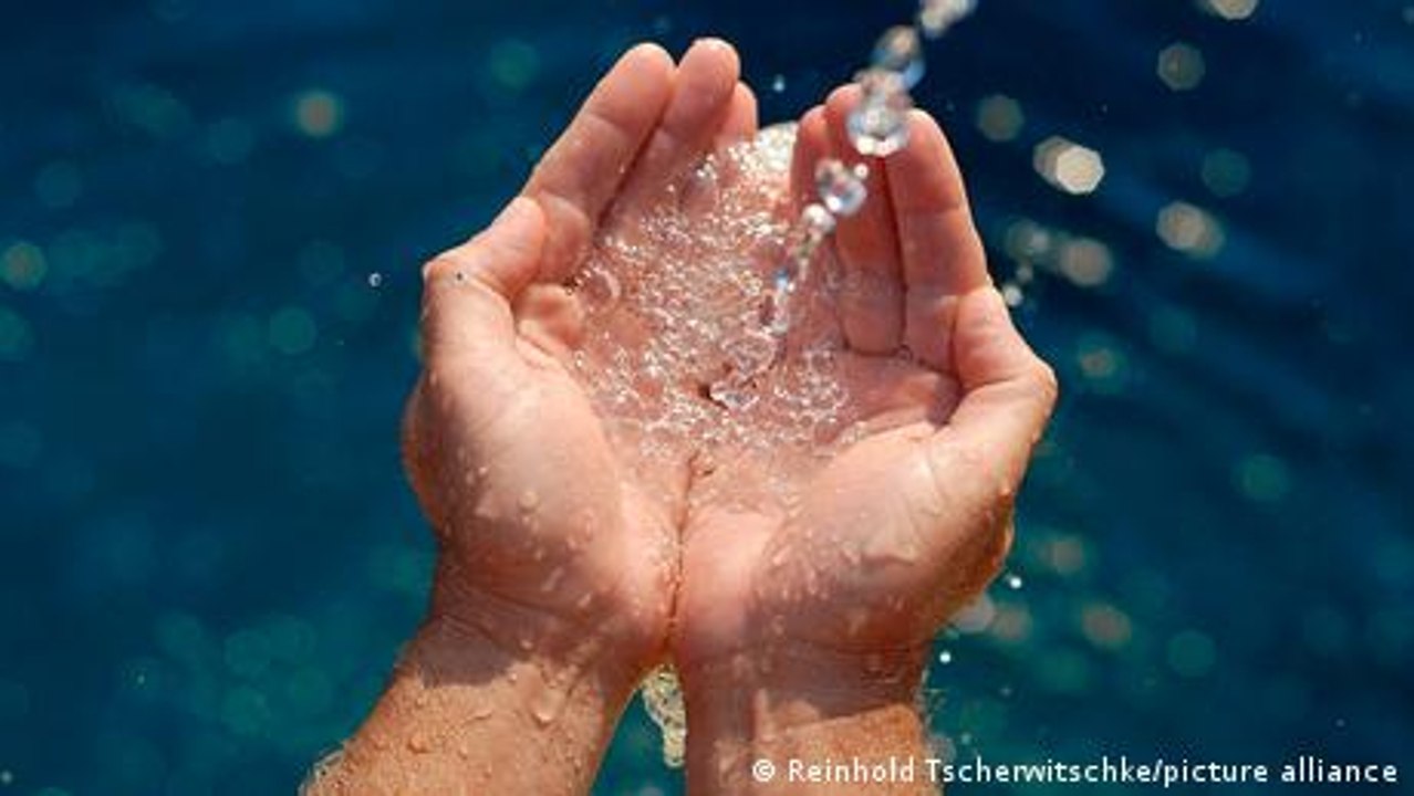 Frag doch! Warum ist Wasser geruchs-, geschmacks- und farblos?