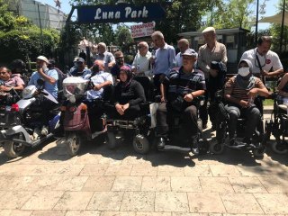 Aktif Engelliler Platformu'ndan, lunaparka alınmadığı iddia edilen engelli aile ile basın açıklaması