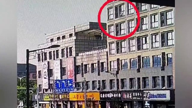 Un homme rattrape un enfant qui chute d'un immeuble... Héros du jour