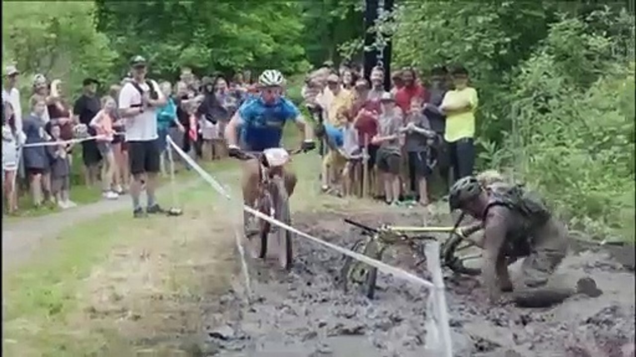 Enorme gamelle en VTT : faceplant dans la boue