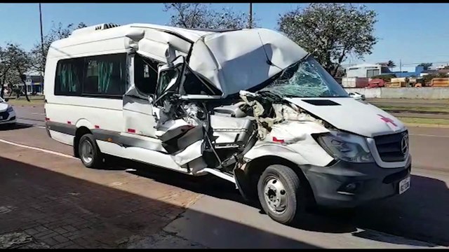 Veículo da saúde fica destruído após se envolver em forte colisão na Avenida Tancredo Neves