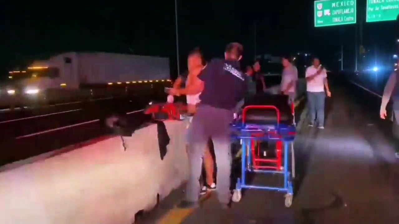 Un motociclista casi termina bajó las llantas de un camión torton en la autopista a Zapotlanejo