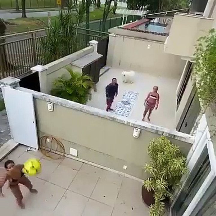 Vizinhos aproveitam muro entre casas para jogar um bom futevolei
