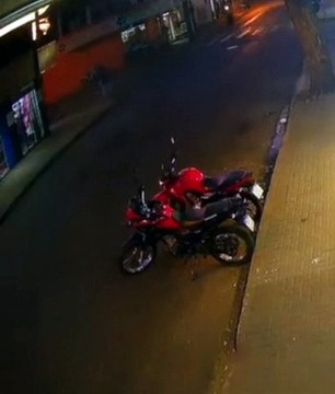 Condutor empina moto, atropela idosa na faixa e foge sem prestar socorro