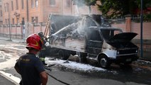 Bologna, furgone a fuoco in zona universitaria