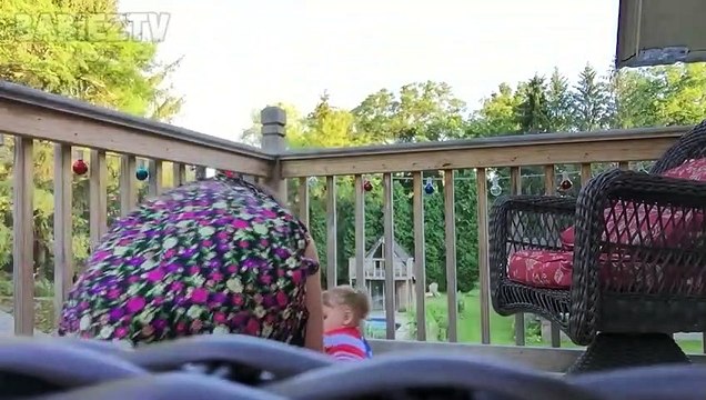 Les bébés drôles et les échecs d'enfant en bas âge