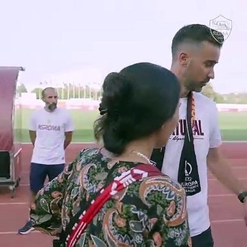 Una pareja expresa su amor por la Roma enfrente de Mourinho