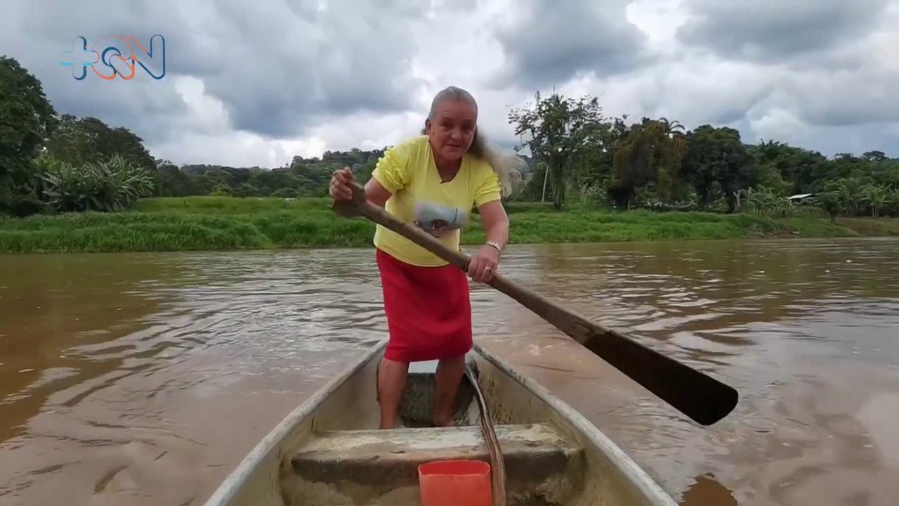 mqn-Doña Nena sorprende a sus 75 años cruzando el río San Carlos a puro remo-220722