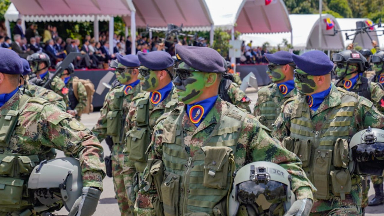 Así recibe las fuerzas militares el nuevo ministro de Defensa, Iván Velásquez