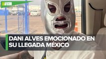 Dani Alves luce máscara de 'El Santo' tras su llegada a CdMx