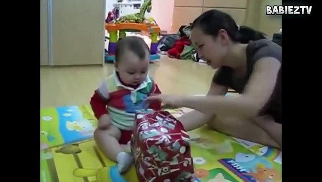 Vous allez rire jusqu'à ce que vous FART - Bébés drôles à leur première compilation de Noël