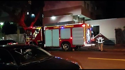 Mercedes fica parcialmente destruída após incêndio dentro de condomínio na Rua Pernambuco