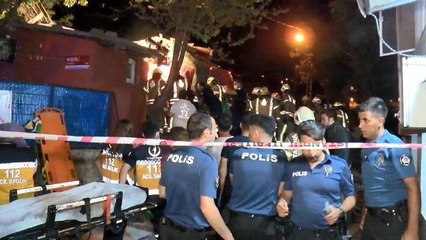 Sarıyer’de kamyon gecekondunun üzerine düştü