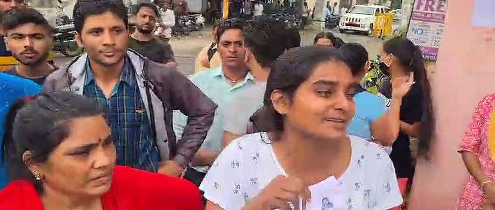 REET- कहीं एक मिनट की देरी भी पड़ी भारी, नहीं द...