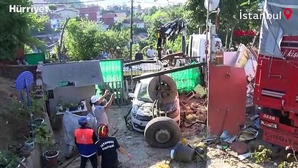 Kontrolünden çıkan kamyon, bir gecekondunun çatısına uçtu