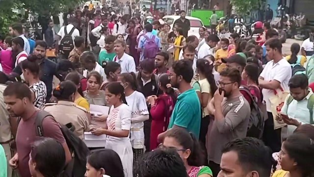 रीट परीक्षा से पहले...पांच मिनट की देरी से रह गए परीक्षा से वंचित