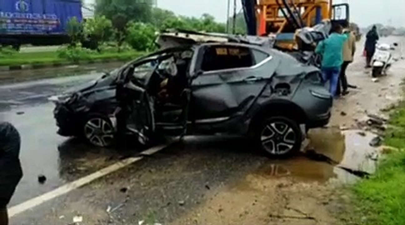 मौत का नेशनल हाइवे,  बेकाबू कार चालीस फीट उड़ती...