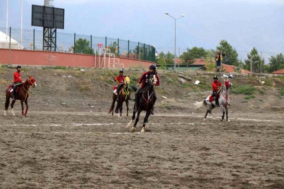 Erzincan'da ata sporu cirit yaşatılıyor