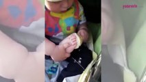Küçük çocuk ayak parmaklarını banarak dondurmanın keyfine vardı! Sosyal medyada viral oldu