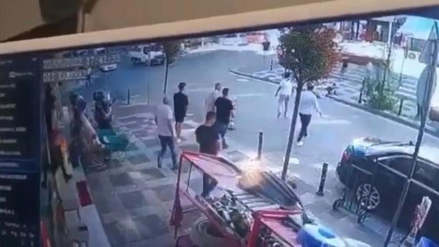 Ümraniye’de kamyonetin çarptığı motosiklet sürücüsü metrelerce sürüklendi