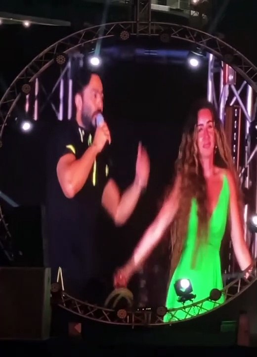 هنا الزاهد ترقص وتغني مع تامر حسني